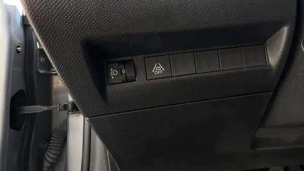 Peugeot e-208 - Photo 17