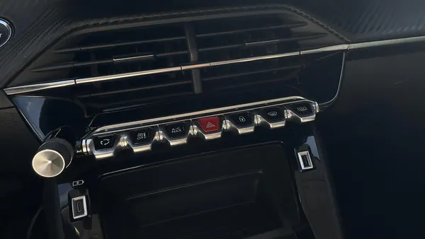 Peugeot e-208 - Photo 24
