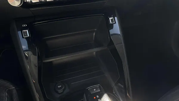 Peugeot e-208 - Photo 25