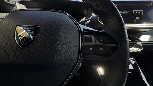 Peugeot e-2008 - Photo 24