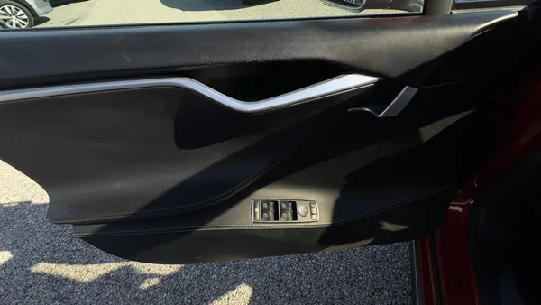 Tesla Model S - Photo 12