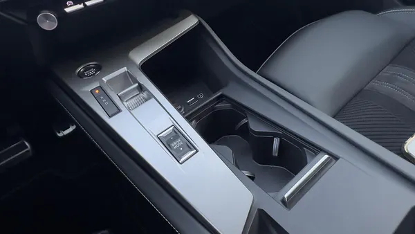 Peugeot E-408 - Photo 38