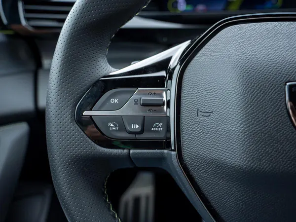 Peugeot E-408 - Photo 31