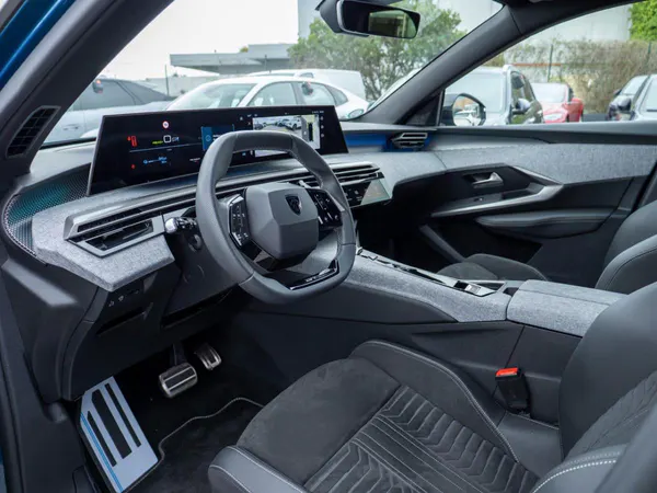 Peugeot E-3008 - Photo 24