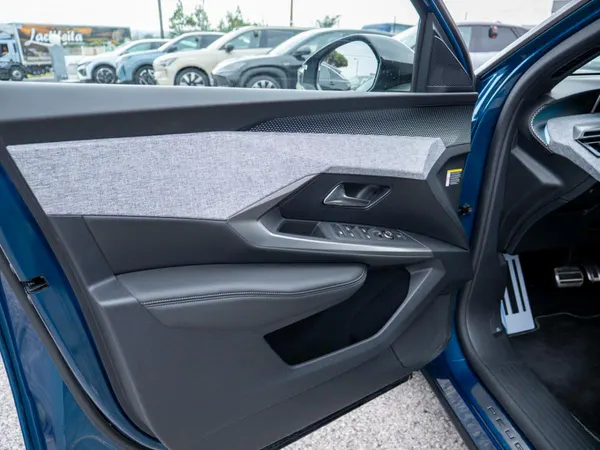 Peugeot E-3008 - Photo 23