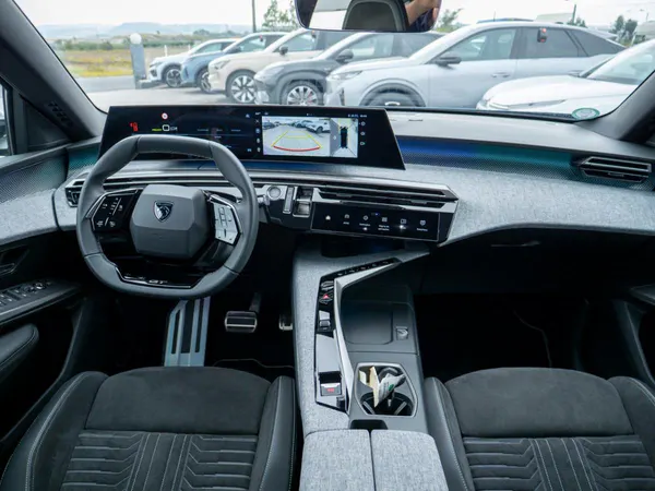 Peugeot E-3008 - Photo 29