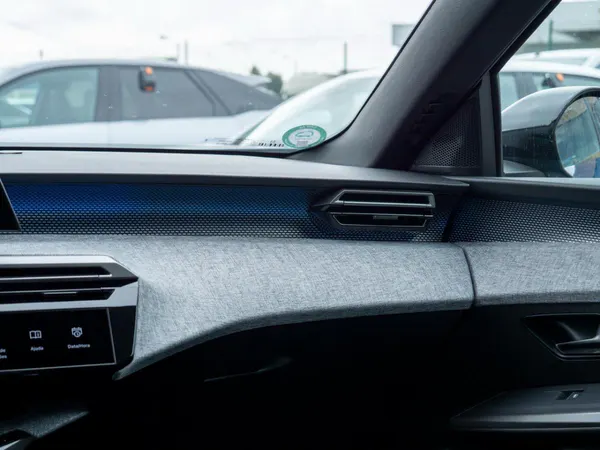 Peugeot E-3008 - Photo 32